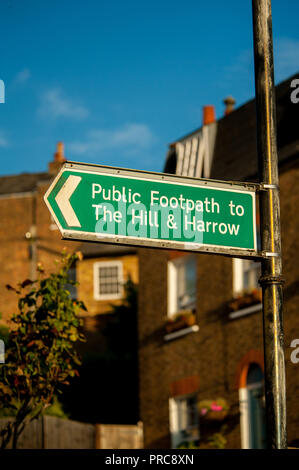 Poteau de signalisation indiquant le sentier public de la colline et Harrow Banque D'Images