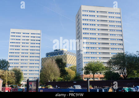 Blocs de grande hauteur de l'ancien conseil appartements près du canal dans le centre de Birmingham avec la Bibliothèque de Birmingham dans l'arrière-plan Banque D'Images