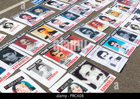 Plusieurs milliers d'opposants au président turc, Recep Tayyip Erdogan s'est rendu samedi à Cologne, sur la rue Banque D'Images