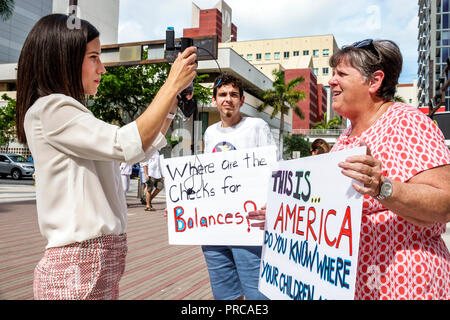 Miami Floride, manifestation manifestant protestant, les familles appartiennent ensemble Free enfants immigration illégale, les médias sociaux, la frontière mexicaine fa Banque D'Images