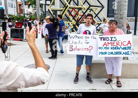 Miami Floride, manifestation manifestant protestant, les familles appartiennent ensemble Free enfants immigration illégale, les médias sociaux, la frontière mexicaine fa Banque D'Images