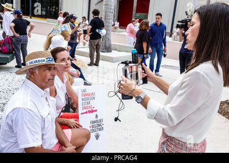 Miami Floride, manifestation manifestant protestant, les familles appartiennent ensemble Free enfants immigration illégale, les médias sociaux, la frontière mexicaine fa Banque D'Images