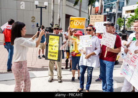 Miami Floride, manifestation manifestant protestant, les familles appartiennent ensemble Free enfants immigration illégale, les médias sociaux, la frontière mexicaine fa Banque D'Images