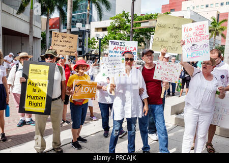 Miami Florida, manifestation manifestant protestant, les familles appartiennent ensemble Free enfants immigration illégale, frontière mexicaine famille separati Banque D'Images