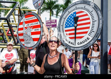 Miami Florida, manifestation manifestant protestant, les familles appartiennent ensemble Free enfants immigration illégale, frontière mexicaine famille separati Banque D'Images