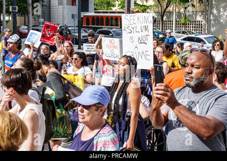 Miami Florida, manifestation manifestant protestant, les familles appartiennent ensemble Free enfants immigration illégale, frontière mexicaine famille separati Banque D'Images