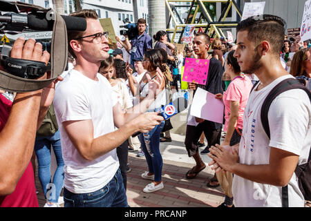 Miami Florida, manifestation manifestant protestant, les familles appartiennent ensemble Free enfants immigration illégale, frontière mexicaine famille separati Banque D'Images