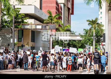 Miami Florida, manifestation manifestant protestant, les familles appartiennent ensemble Free enfants immigration illégale, frontière mexicaine famille separati Banque D'Images