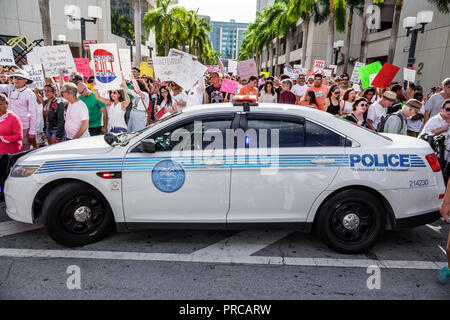 Miami Florida, manifestation manifestant protestant, les familles appartiennent ensemble Free enfants immigration illégale, frontière mexicaine famille separati Banque D'Images