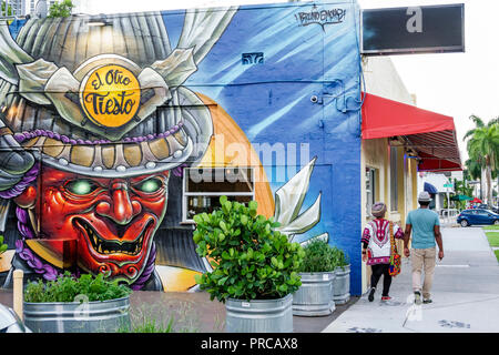 Miami Florida, Biscayne Boulevard, art mural, langue espagnole, couple de marche, FL180630170 Banque D'Images