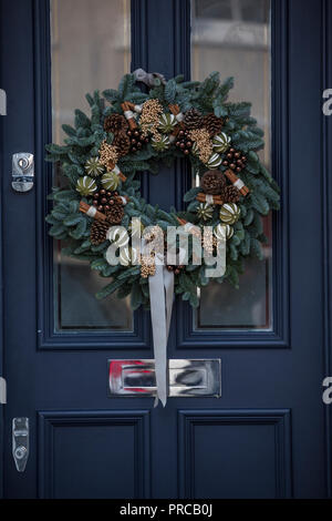 Décorations de Noël placés autour d'une maison d'habitation à Londres avant les fêtes de Noël, England, UK Banque D'Images