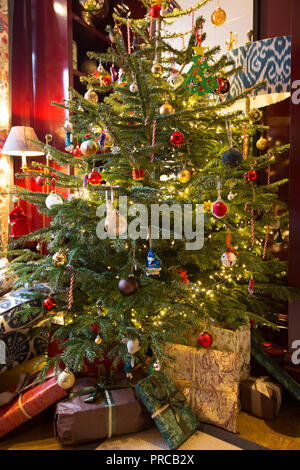 Décorations de Noël placés autour d'une maison d'habitation à Londres avant les fêtes de Noël, England, UK Banque D'Images