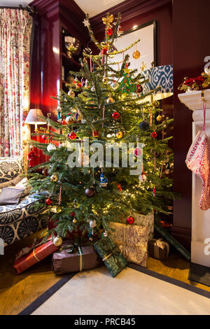 Décorations de Noël placés autour d'une maison d'habitation à Londres avant les fêtes de Noël, England, UK Banque D'Images