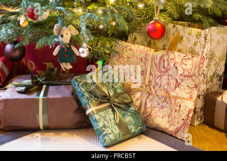 Décorations de Noël placés autour d'une maison d'habitation à Londres avant les fêtes de Noël, England, UK Banque D'Images