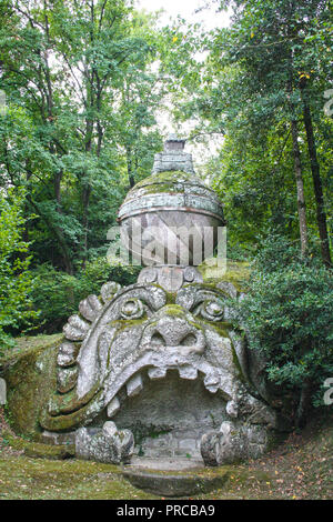 À Bomarzo - Italie - 2009 - semptember bosquet sacré , connu aussi sous le nom de Parc des Monstres, peuplé de sculptures grotesques dans un style manieristic Banque D'Images