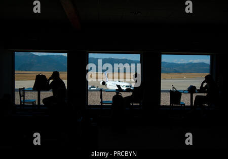 Les personnes en attente de plans dans l'aéroport en Misoula, Montana Banque D'Images