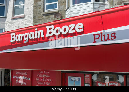 Des scènes de autour du centre-ville de Newquay, Cornwall. Bargain Booze Plus store, la chaîne appartenant à la convivialité de la vente au détail. Banque D'Images