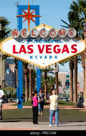 Las Vegas,Nord, 30 Septembre,2011.Les touristes prendre des photos en face de la célèbre Las Vegas sign. Credit:Mario Beauregard/Alamy Live News Banque D'Images