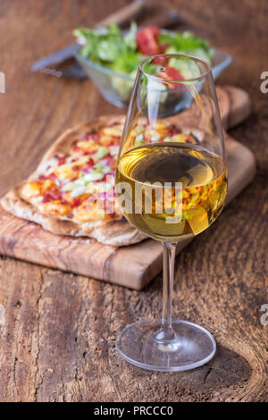 Home made french flammkuchen avec vin Banque D'Images