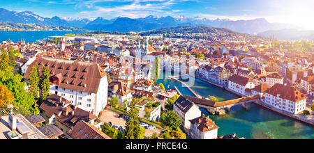 Ville de Lucerne vue aérienne panoramique coucher de haze, Alpes et lacs en Suisse Banque D'Images