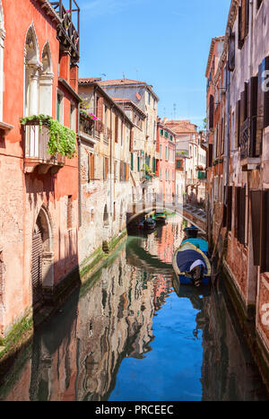 Vue typique sur le petit canal à Venise, Italie. Banque D'Images