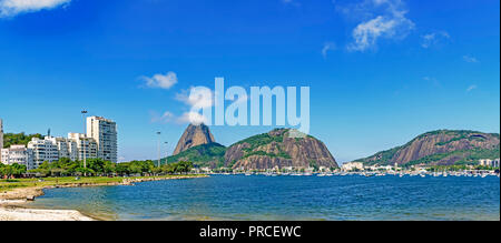 Matin panoramique vue sur la plage et Botafogo cove avec ses immeubles, la colline du Pain de Sucre, les bateaux et les montagnes à Rio de Janeiro Banque D'Images