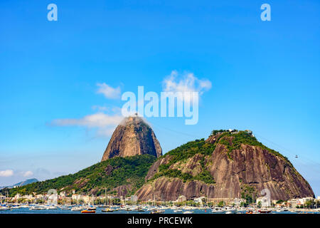 Matin sur la colline du Pain de Sucre, des bateaux et de la baie de Guanabara à Rio de Janeiro Banque D'Images