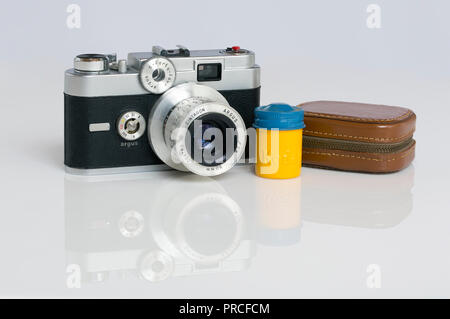 Un Américain fait Argus C44R 35mm film Appareil télémétrique, un codage couleur pour canister Kodak Ektachrome, film et d'un mètre d'exposition dans un étui en cuir. T Banque D'Images