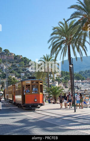 SOLLER, Majorque, Espagne - 28 septembre 2018 : l'ancien tramway Soller sur la voie le long de la promenade de bord de mer sous le soleil d'après-midi le 28 septembre, 2018, à Soller Banque D'Images