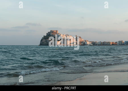 Sur la plage et la mer de Peñiscola en méditerranée,Espagne Banque D'Images