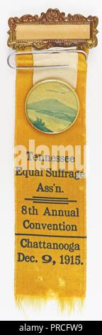 Le suffrage ou ruban jaune d'un insigne, émis pour le huitième congrès annuel de l'Ohio l'égalité de Suffrage Association, tenue à Chattanooga, Tennessee, de forme rectangulaire, foliée bar garni de broche en haut, et avec un ruban de fixation de trombone, de l'enseignement secondaire qui pend un bouton (ou circulaire pendentif émail) avec une image de Lookout Mountain, fabriqués pour le marché américain, Décembre, 1915. Photographie par Emilie van Beugen. () Banque D'Images