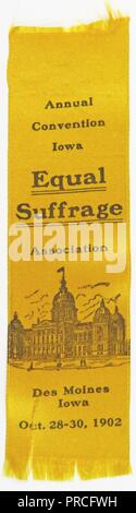 Le suffrage ou ruban jaune d'un insigne, avec une image de l'Iowa State House, émis pour le congrès annuel de l'Iowa l'égalité du Suffrage Association, tenue à Des Moines, Iowa, fabriqués pour le marché américain, Octobre, 1902. Photographie par Emilie van Beugen. () Banque D'Images