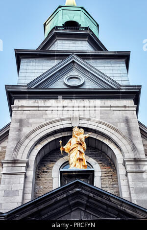 Sculpture d'or de la Vierge Marie portant l'enfant Jésus sur la chapelle Notre Dame de Bon Secours Chapelle à Montréal, Québec, Canada. Banque D'Images