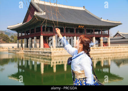 Belle femme coréenne vêtu hanbok, le costume traditionnel coréen, dans la région de Gyeongbokgung, Séoul, Corée du Sud Banque D'Images