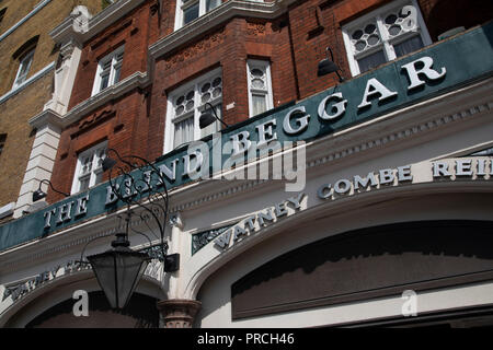 L'extérieur de la célèbre pub mendiant aveugle à Whitechapel, Londres, Royaume-Uni. Célèbre comme le lieu où le 9 mars, 1966, Ronnie Kray tiré et tué George Cornell, un associé d'un gang rival, les Richardson, comme il était assis au bar. Le meurtre a eu lieu dans le salon-bar. Whitechapel High Street à l'Est de Londres. Banque D'Images