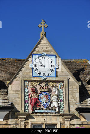 Réveil et de l'emblème sur le Guildhall, Place de la Cathédrale, Peterborough, Cambridgeshire, Angleterre, RU Banque D'Images