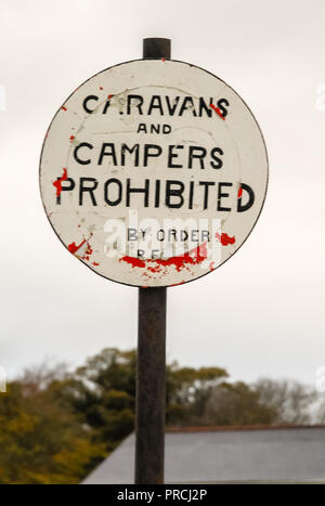 Panneau disant que caravanes et camping-cars sont interdits par l'arrêté. Banque D'Images