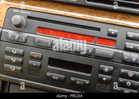 Radio poussiéreux dans un 2007 BMW 318i. Banque D'Images