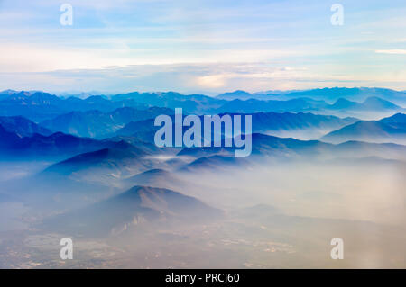 Brouillard dans les vallées des Alpes suisses. Banque D'Images