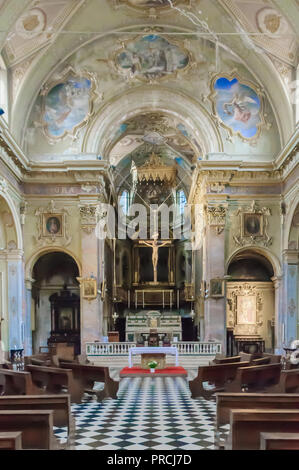 Autel et grand crucifix à l'intérieur de la Chiesa di Sant'Agata del Carmine, en Citta Alta, Bergame, Italie Banque D'Images