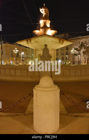 IItaly, Mola di Bari, vue de la fontaine sur la place principale. Banque D'Images