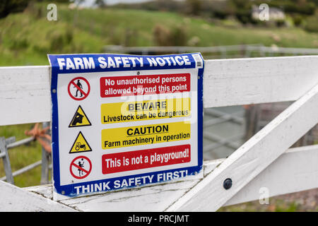 Signe sur un field gate avise les personnes à ne pas entrer dans les terres agricoles en raison d'un danger à la vie de l'élevage, et le risque de bio-sécurité culasse. Banque D'Images