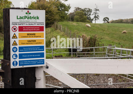 Signe sur un field gate avise les personnes à ne pas entrer dans les terres agricoles en raison d'un danger à la vie de l'élevage, et le risque de bio-sécurité culasse. Banque D'Images