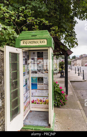 Téléphone irlandais fort désaffecté sert actuellement comme une information de la communauté de la carte d'affichage de l'information. Banque D'Images