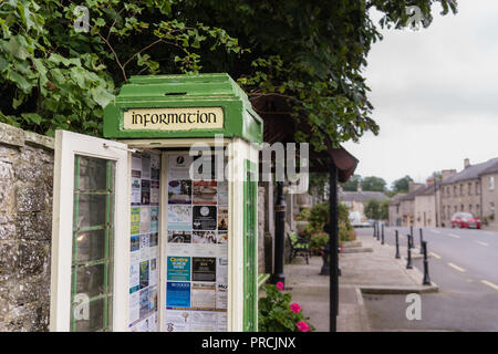 Téléphone irlandais fort désaffecté sert actuellement comme une information de la communauté de la carte d'affichage de l'information. Banque D'Images