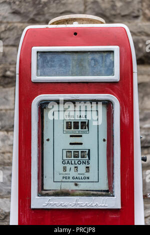 Rouge à l'ancienne pompe à essence sur la rue dans un village irlandais. Banque D'Images