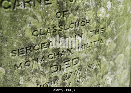 Pierre tombale d'un sergent au sein de la milice de Monaghan, formé en 1973, l'église Saint Salvator d'Irlande Glaslough, comté de Monaghan, Irlande. Banque D'Images