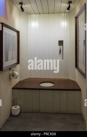 Toilettes à l'ancienne avec banquette en bois et du lambris dans une vieille maison irlandaise. Banque D'Images