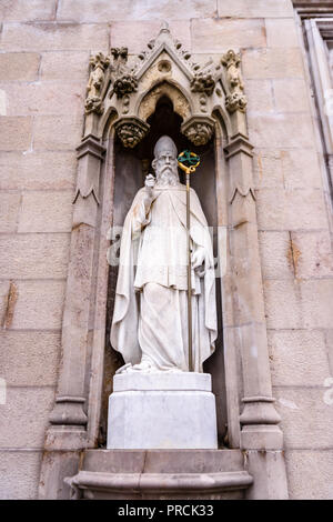 Statues en marbre de Saint Patrick à l'entrée d'Armagh cathédrale catholique romaine, Armagh, en Irlande du Nord. Banque D'Images