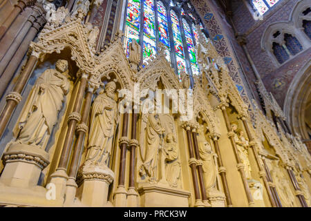 Sculptures de saints orné à l'extrémité est de la cathédrale d'Armagh, en Irlande du Nord. Banque D'Images